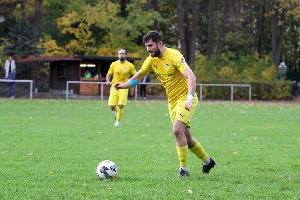 Arian Jashari (SVE Comet Kiel) leitet mit dem gleich folgenden Diagonalball das 1:0 ein. © 2025 Ismail Yesilyurt
