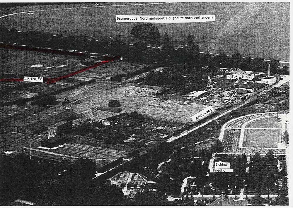 Fast wären von hier auch Deutsche Meister gekommen: Links lila umrandet der Fußballplatz des 1. Kieler FV. Zum Zeitpunkt des Fotos 1926 ist er schon im Besitz des KMTV. Man erkennt am Eingang Geräteschuppen und Umkleidehäuschen. Gegenüber auf dem Norder die noch heute existente Baumgruppe, die die Standortbestimmung des Platzes heute sehr erleichtert.