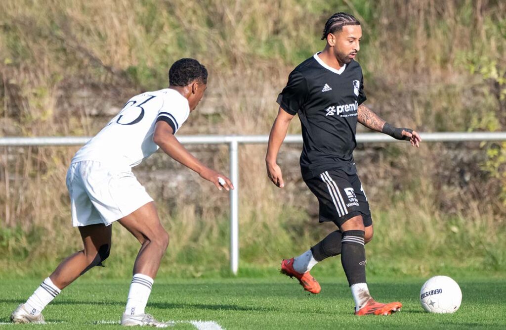 Azat Selcuk (Heider SV) gegen Mansour Bamba (li., 1. FC Phönix Lübeck II). © 2025 Volker Schlichting
