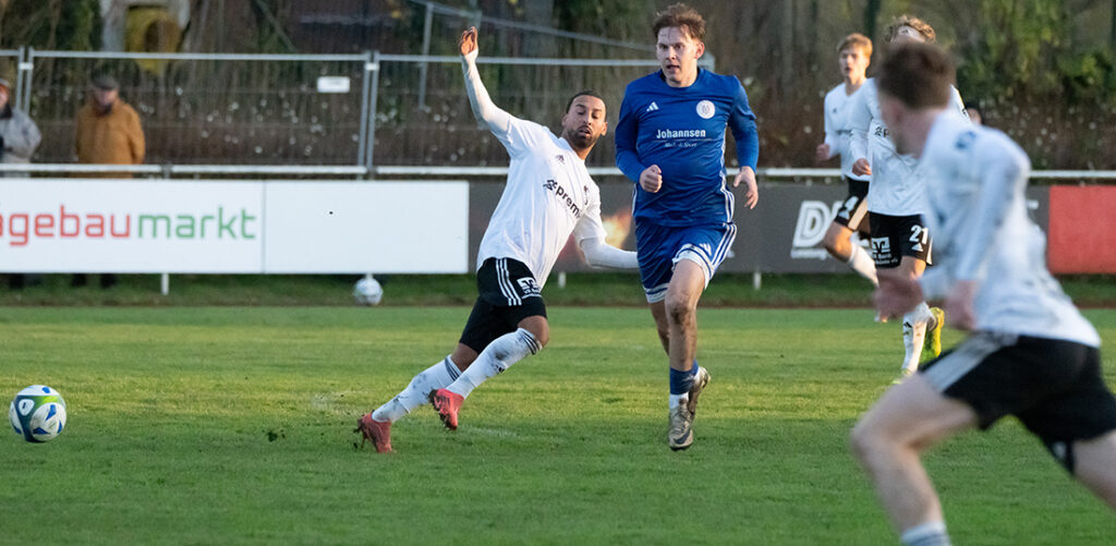 Azat Selcuk schickt Mathis Harms (Heider SV) in die Gasse. © 2025 Volker Schlichting.