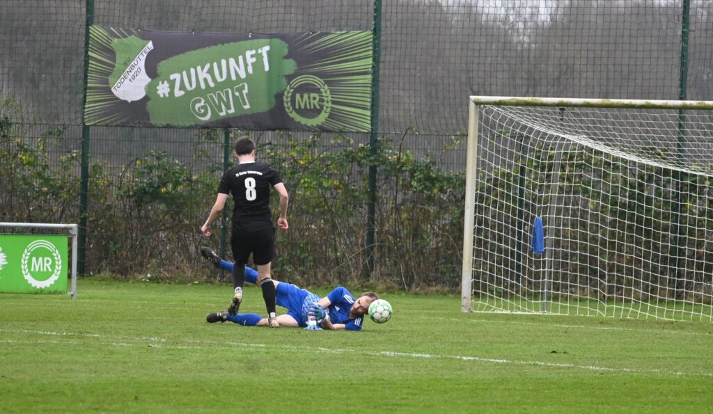 Benedikt Stotz (Hademarschen) scheitert an Torhüter Yannick Holtz (Todenbüttel) © 2025 Olaf Wegerich