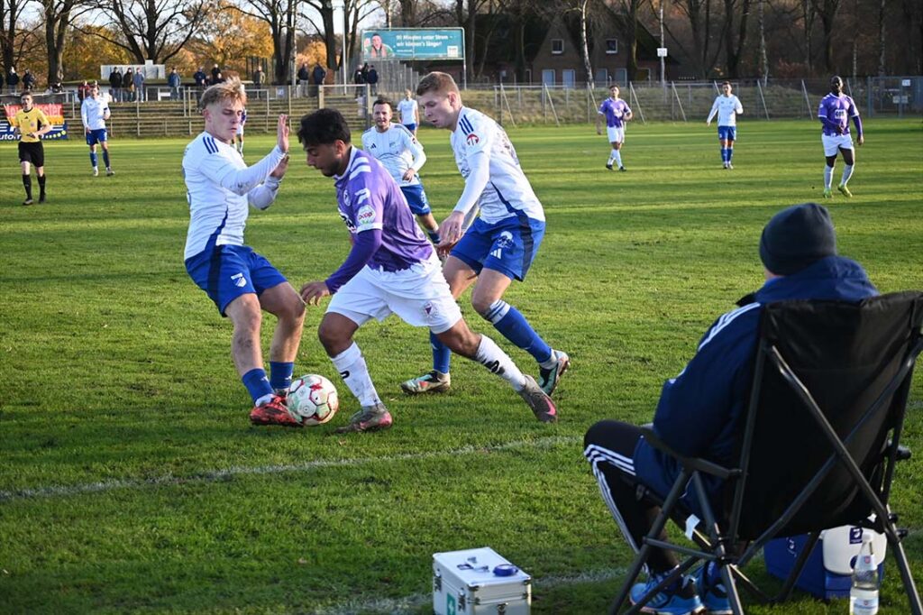 Berk Akcicek (VfR) wird von Henry Grothkopp und Jannik Sierks (Rotenhof) gestoppt. © 2025 Olaf Wegerich