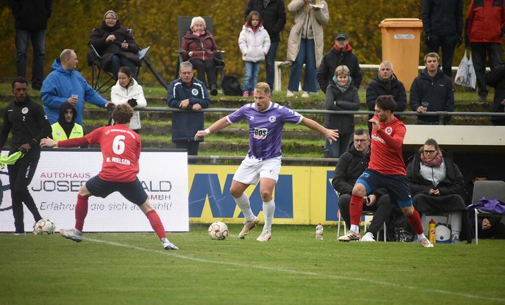 Brian Nielsen (Satrup) gegen Christopher Kramer (VfR). © 2025 Olaf Wegerich