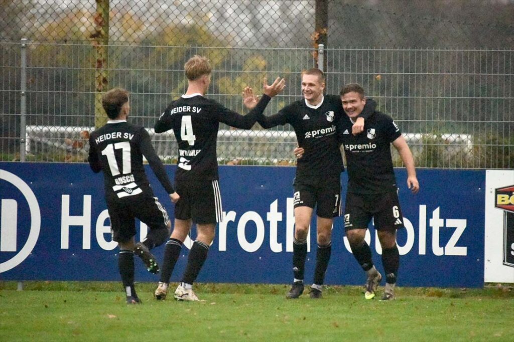 Busch, von derr Böhlen und Arndt feiern den zweiten Treffer von Wolf. © 2025 Olaf Wegerich