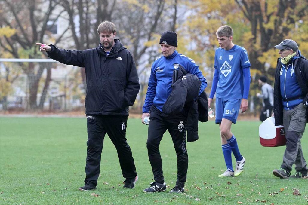 Cheftrainer Matthias Falk (TSV Plön) und Co Michel Wulf (li.) gingen zufrieden in die Halbzeitpause. © 2025 Ismail Yesilyurt