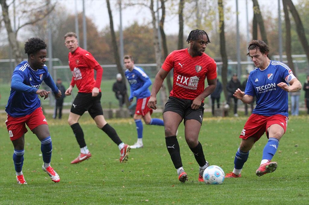 Chima Iheagwaram (Rot-Schwarz Kiel) gegen Marco Wiegand (re., SpVg Eidertal Molfsee). © 2025 Ismail Yesilyurt