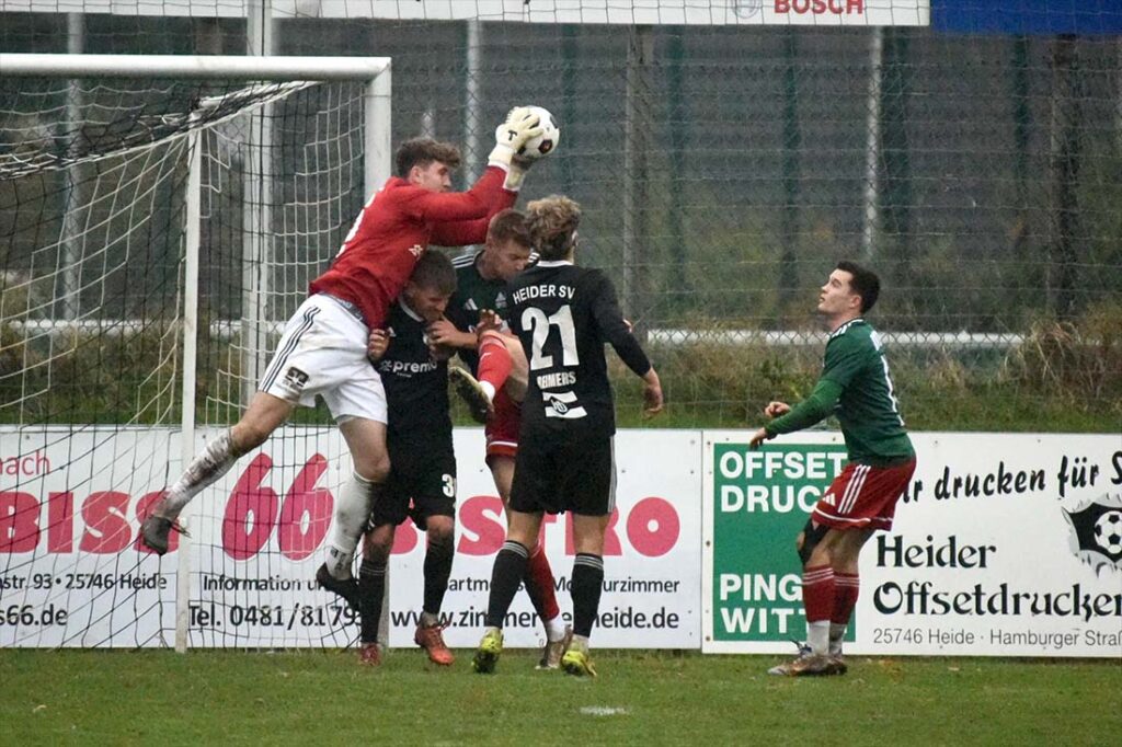 Christopher Thomsen (Heide) packt sicher zu. © 2025 Olaf Wegerich