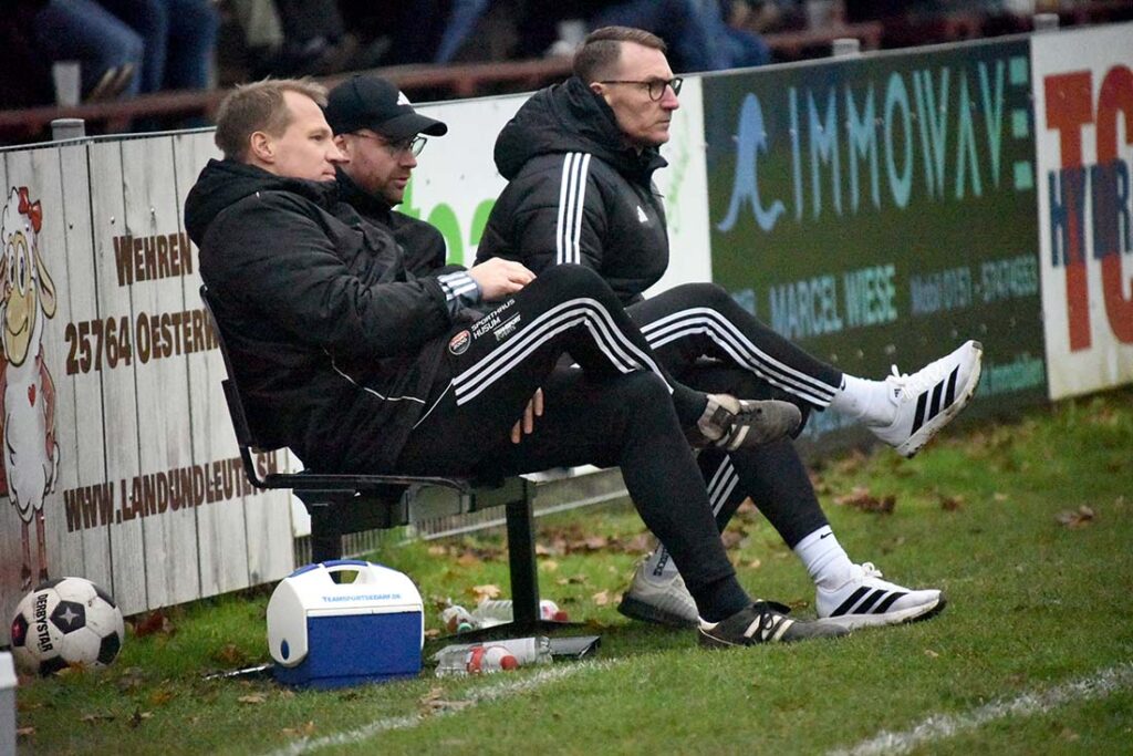 Das Heider Trainergespann v.l. Tobias Dau,, Leif Hahn und Markus Wichmann. © 2025 Olaf Wegerich