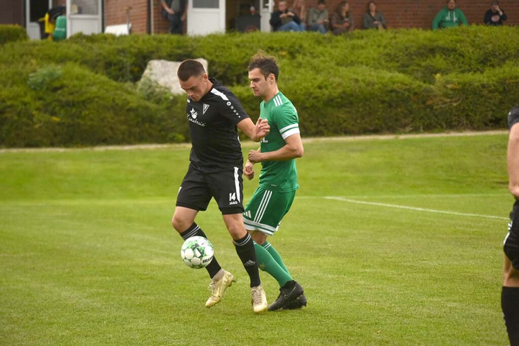 Der Ex-Todenbüttler Thies Oke Wendrich gegen Claas Breiholz (Todenbüttel. © Olaf Wegerich