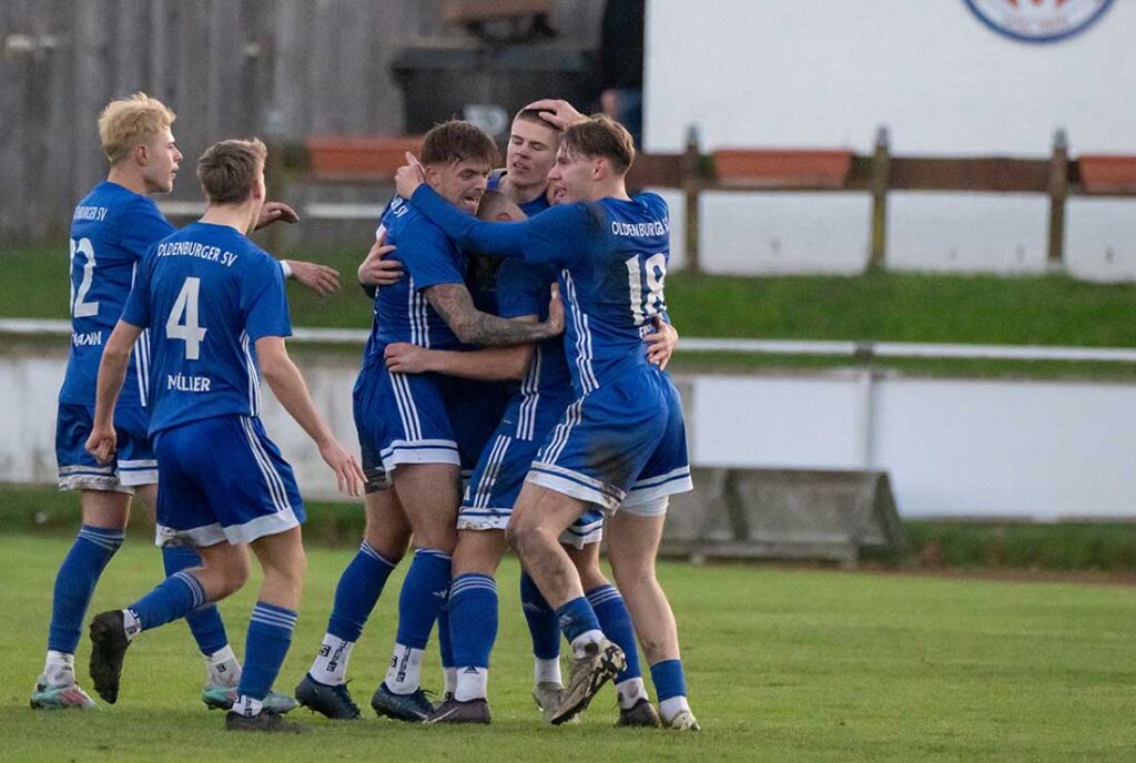 Der Oldenburger Jubel nach dem 1:0 durch Joker Thorge Salke (hinten). © 2025 Volker Schlichting