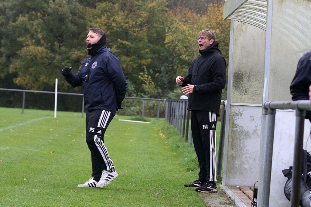 Die Defensivleistung des TSV Rantrum war nicht nach dem Geschmack des Trainerduos Erik von Lanken (re.) und Patrick Schaller. © 2025 Ismail Yesilyurt