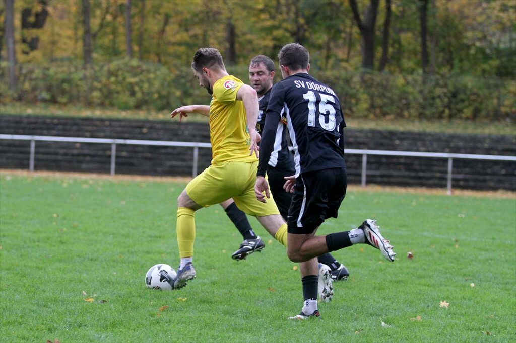 Diese Szene mit Simon Bahnsen (li.), Maurice Knutzen (SVE Comet Kiel) und Lars Peretzke (SV Dörpum) führt zur Roten Karte für Peretzke. © 2025 Ismail Yesilyurt1