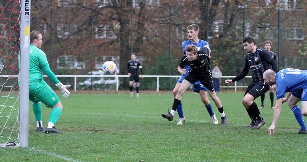 Dieser Abschluss von Janne Rudolph (Kieler MTV) wird von Keeper Nils Fischer (TSV Plön) gegen die Latte gelenkt. © 2025 Ismail Yesilyurt