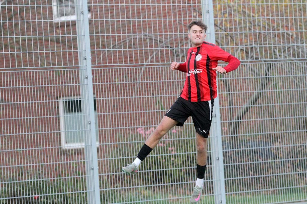 Din Mehanovic (Probsteier SG) bejubelt sein bereits 22. Saisontor zum 4:1. © 2025 Ismail Yesilyurt