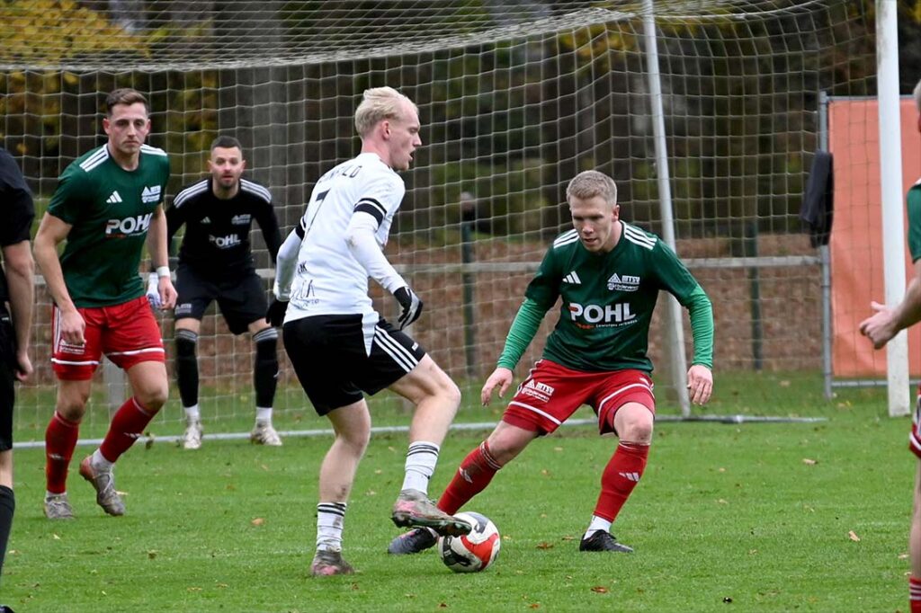 Doppeltorschütze Timon Henk (Preußen Reinfeld) am Ball gegen Torben Matz (MTSV Hohenwestedt). © 2025 Olaf Wegerich