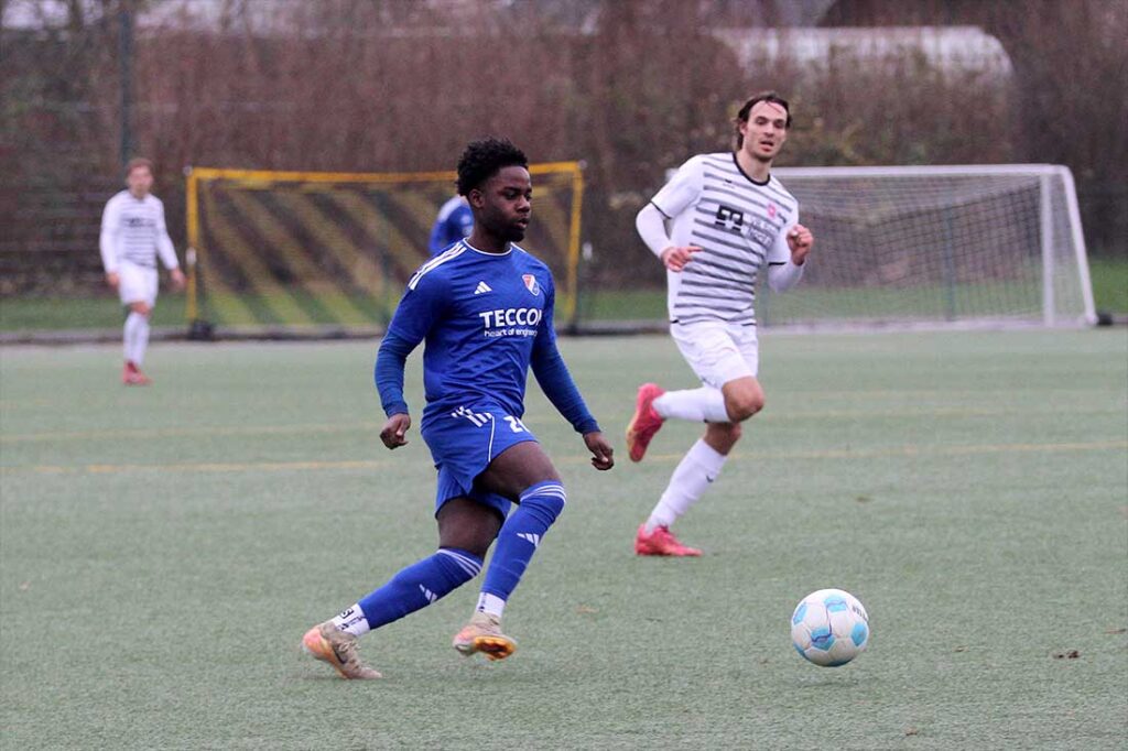 Einer der besten Spieler - Joel Prempeh (SpVg Eidertal Molfsee). Verfolgt von Tjark von Lanken (TSV Friedrichsberg). © 2025 Ismail Yesilyurt