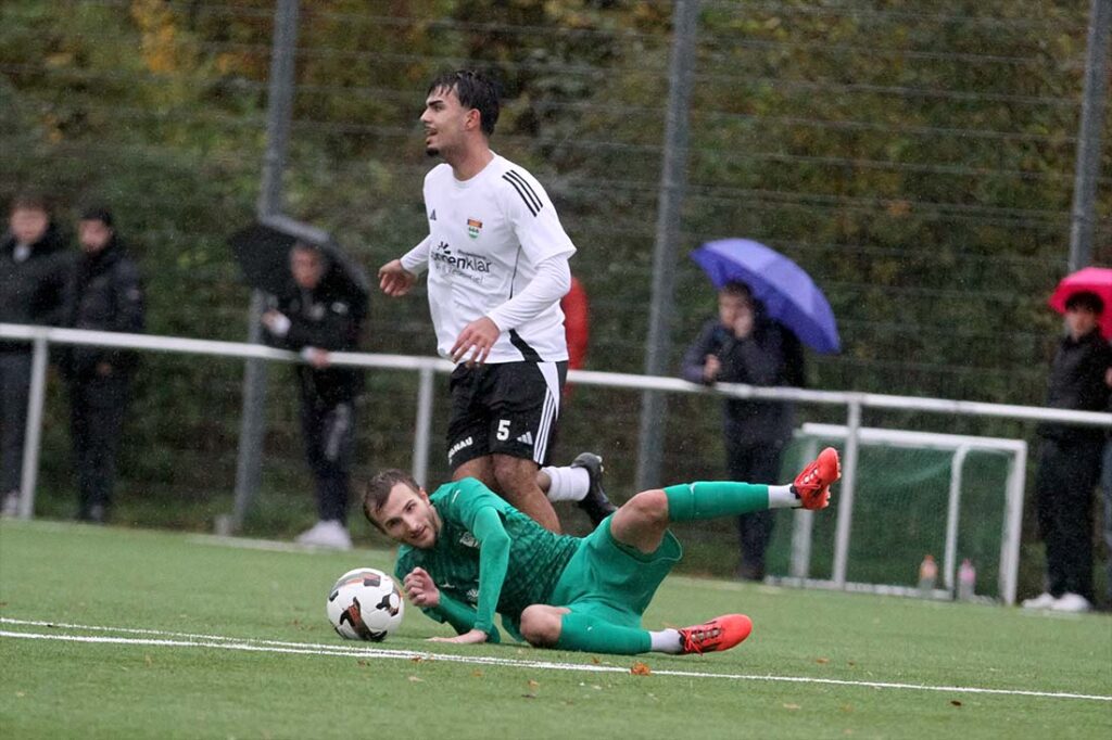 Erster Einsatz für U19-Kicker Kaan Irtürk (TSV Kronshagen) im Herrenbereich, der hier Tim Hartlep (TSV Klausdorf) zu Fall gebracht hat. © 2025 Ismail Yesilyurt