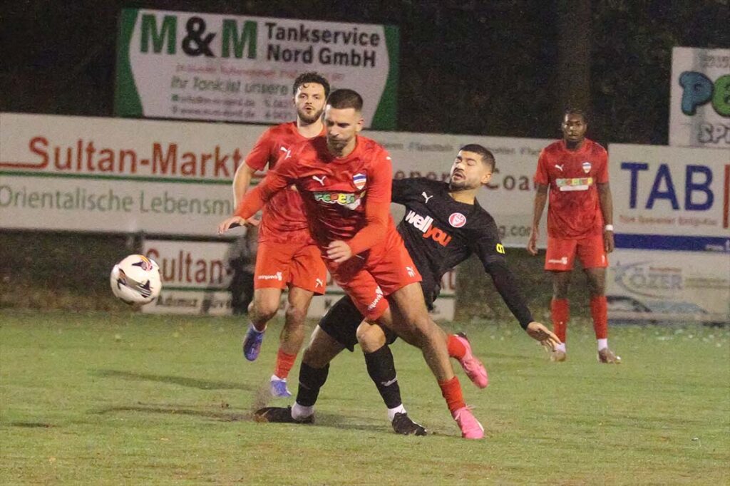 Eugen Halili (Inter Türkspor Kiel) gegen Ex-Inter-Kicker Rezan Acer (re., Kilia Kiel). © 2025 Ismail Yesilyurt