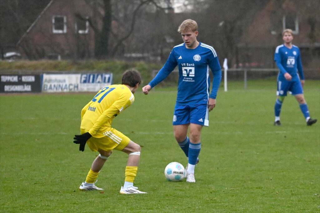 Florian Kracht (OTSV) gegen Joris Scherbath (Nortorf). © 2025 Olaf Wegerich