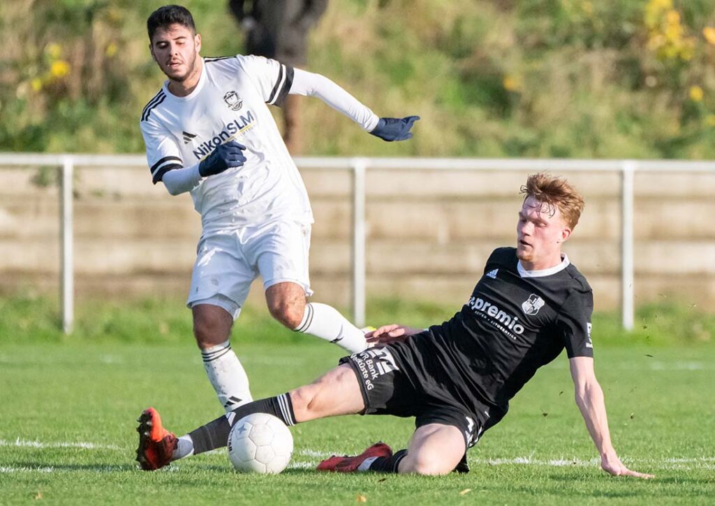 Foulspiel von Murat Rasgele (1. FC Phönix Lübeck) an Mathis Hars (Heider SV). © 2025 Volker Schlichting