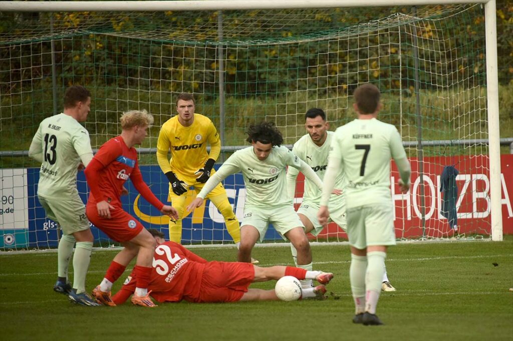 Hamza Muqaj (Holstein II) gegen Ayoub Assameur (PSV). © 2025 Olaf Wegerich