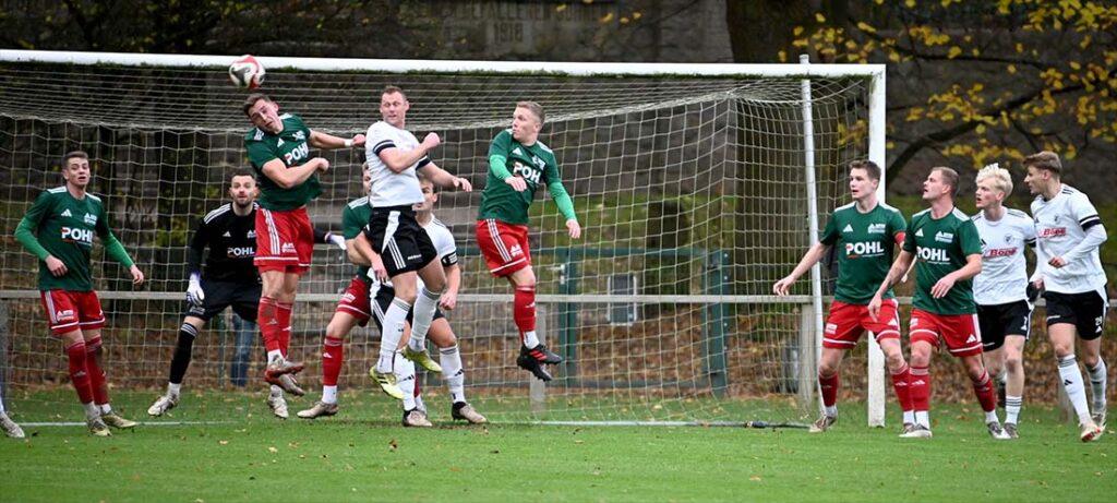 Henrik Schnoor (MTSV) klärt vor Christoph Böckelmann (Reinfeld). © 2025 Olaf Wegerich