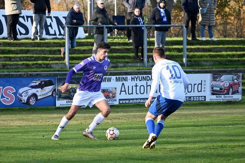 Ilir Serifi (VfR Neumünster) gegen Kenneth Traulsen (re., Rotenhof). © Olaf Wegerich