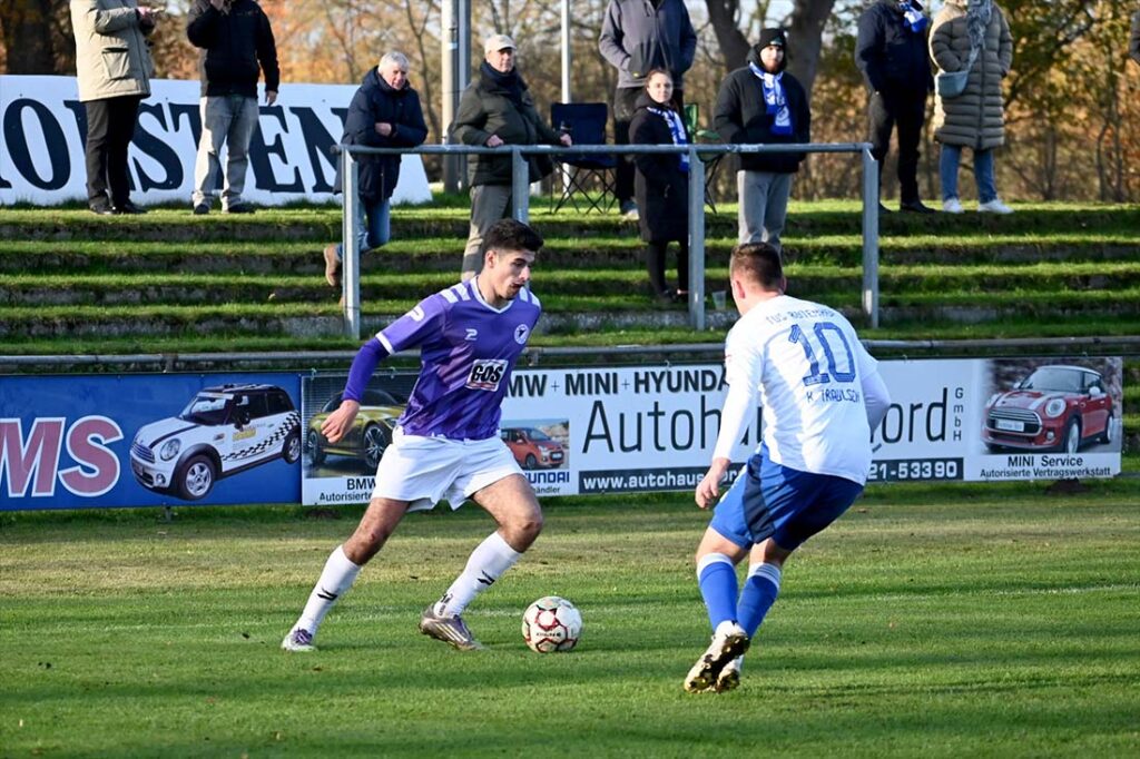 Ilir Serifi (VfR) gegen Kenneth Traulsen (Rotenhof). © 2025 Olaf Wegerich