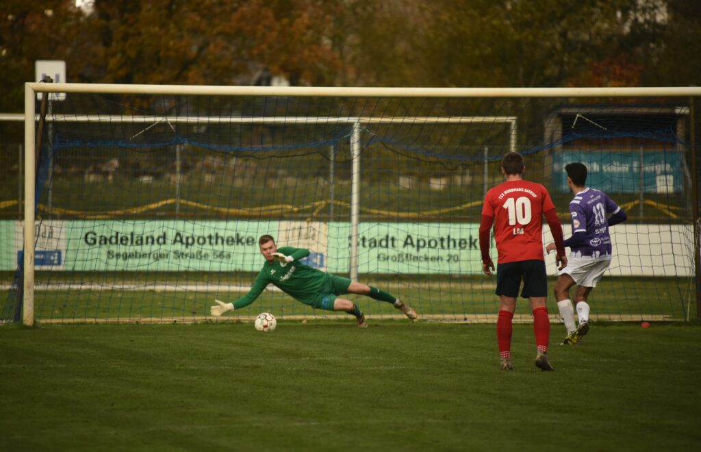 Ilir Serifi verwandelt den Elfer zum 2:0. © 2025 Olaf Wegerich