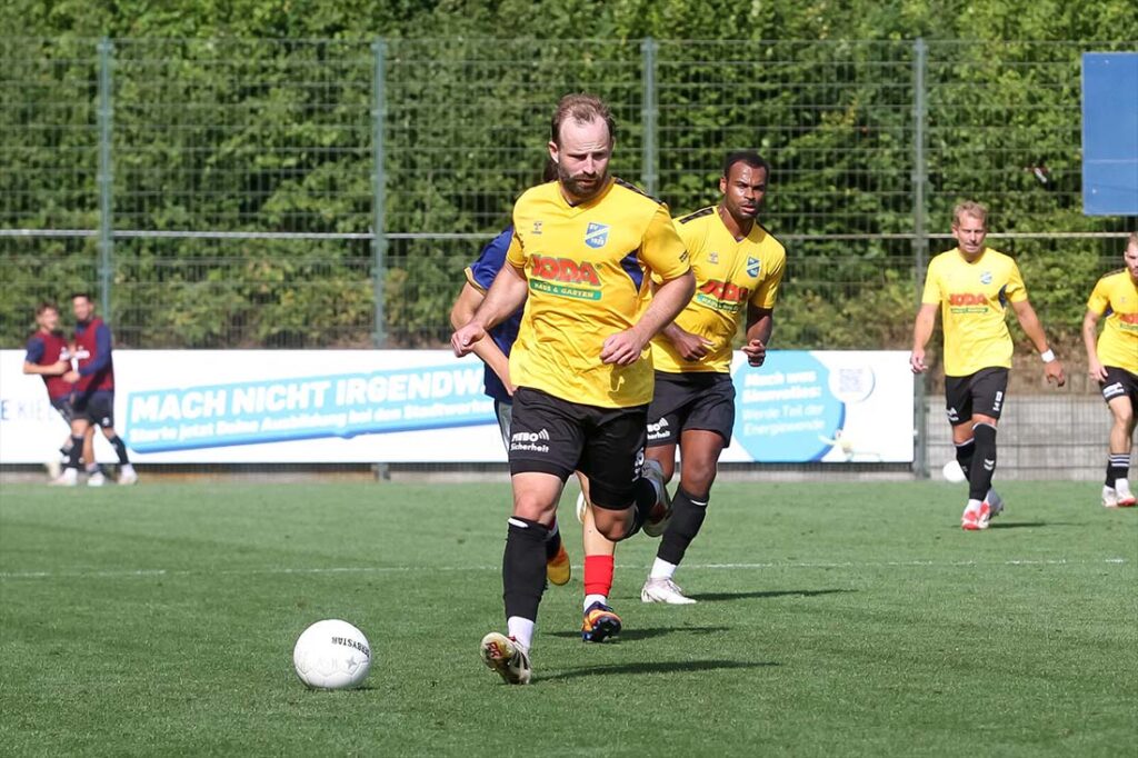 Jan-Marc Schneider (SV Todesfelde) bringt das Sörensen-Team mit seinem 6. Saisontor in Front. © 2025 Ismail Yesilyurt