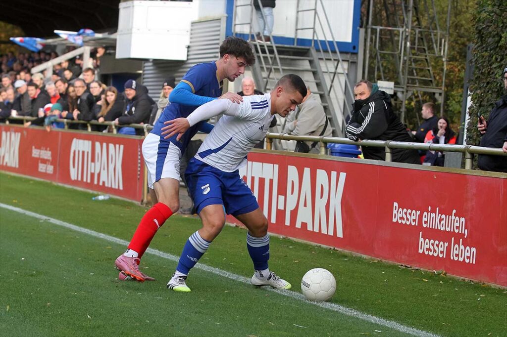 Jan Pioch (TuS Rotenhof) gegen Jorden Winter (li., Holstein Kiel II). © 2025 Ismail Yesilyurt