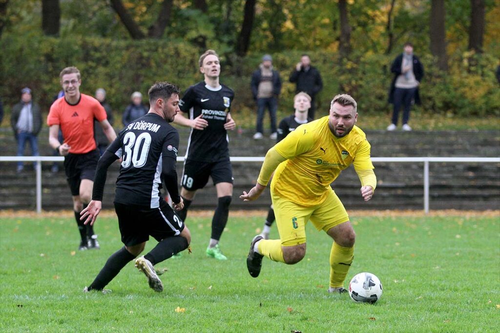 Janneck Rassmanns (SVE Comet Kiel) Sieger im Mittelfeld-Duell mit Daniel Hornburg (SV Dörpum). © 2025 Ismail Yesilyurt