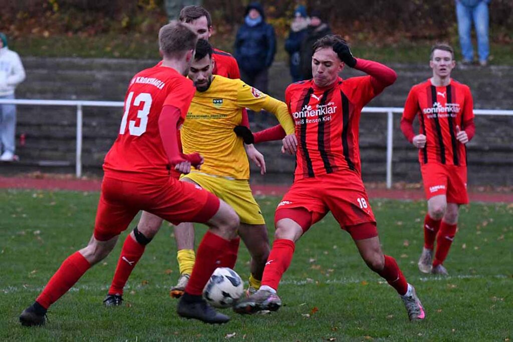 Julius Siebenhüner (TSV Kronshagen) und Malte Kallenbach (li.) gemeinsam gegen Alban Jashari (SVE Comet Kiel). © 2025 Jörg Moritz