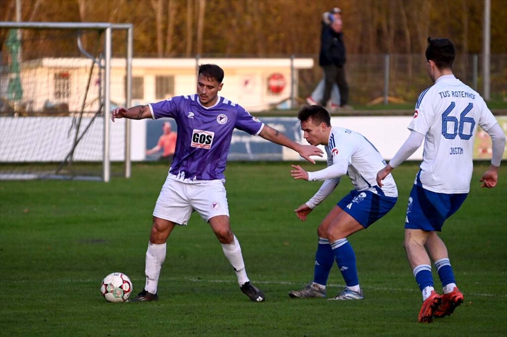 Kastriot Alija (VfR) gegen Leon Rathmann und Justin Braun (Rotenhof). © 2025 Olaf Wegerich