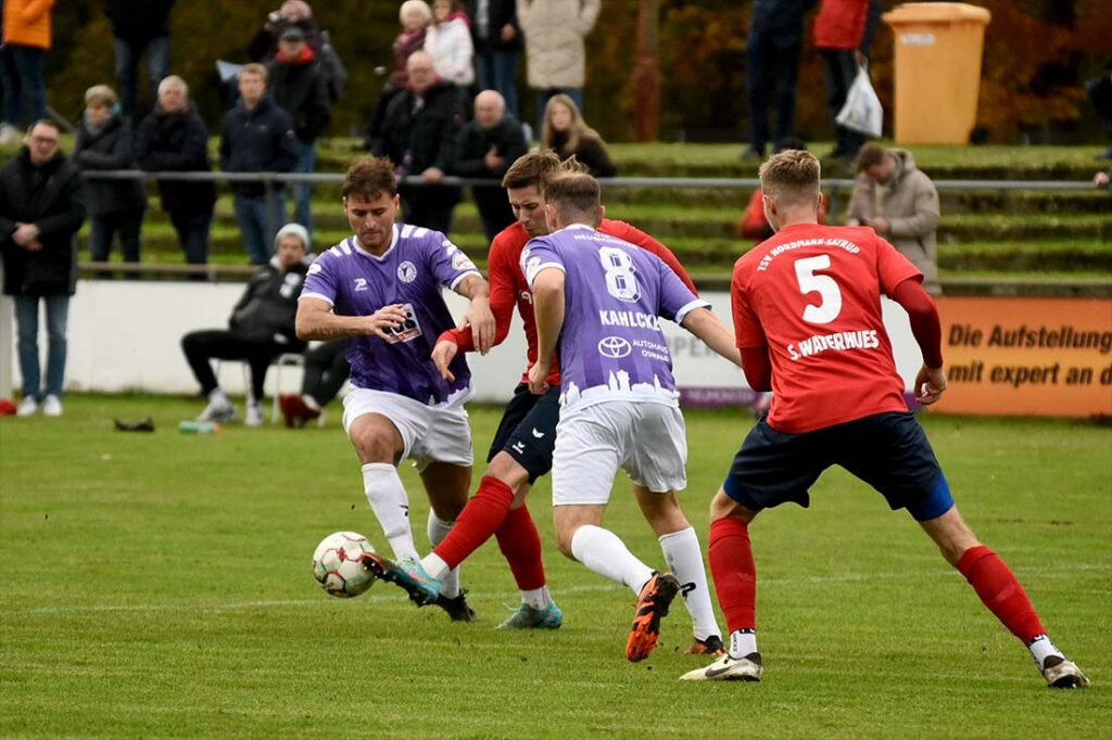 Kastriot Alija u. Christoph Kahlke (VfR) gegen Sebastian Waterhues (Satrup). © 2025 Olaf Wegerich