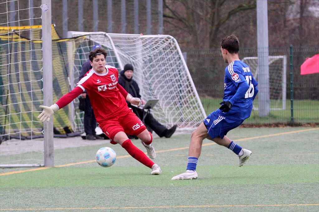Keine Chance für Keeper Ilyes Dahmani (TSV Friedrichsberg) - leichte Aufgabe für Seymen Ködörgü (SpVg Eidertal Molfsee zum 4:0. © 2025 Ismail Yesilyurt 