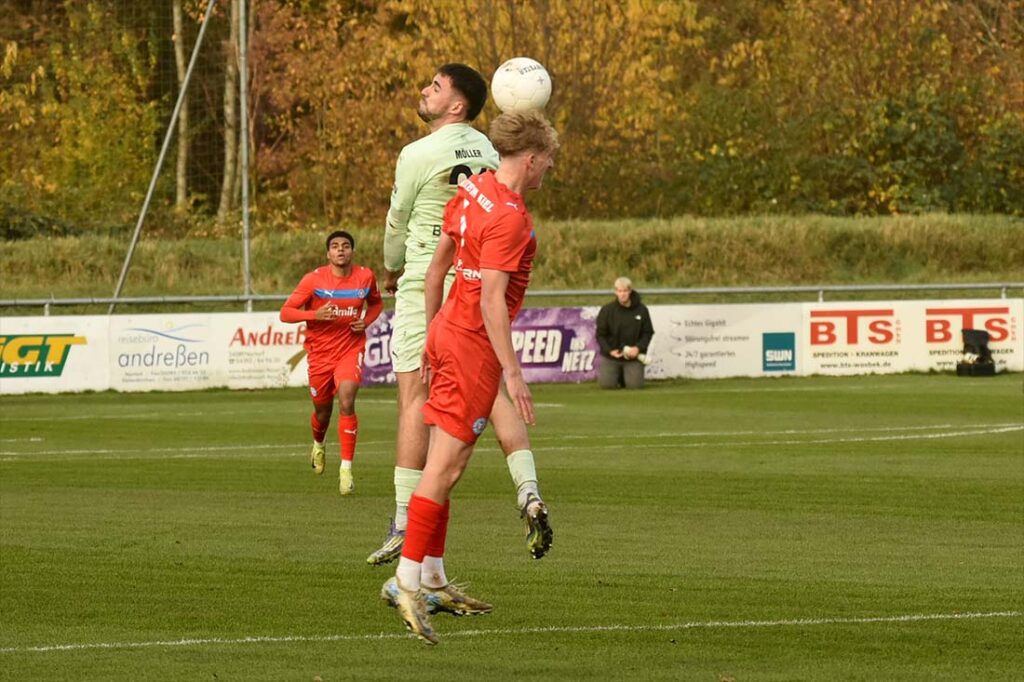 Kopfballduell Tim Möller (PSV) gegen Caspar Medlin (Holstein II). © 2025 Olaf Wegerich