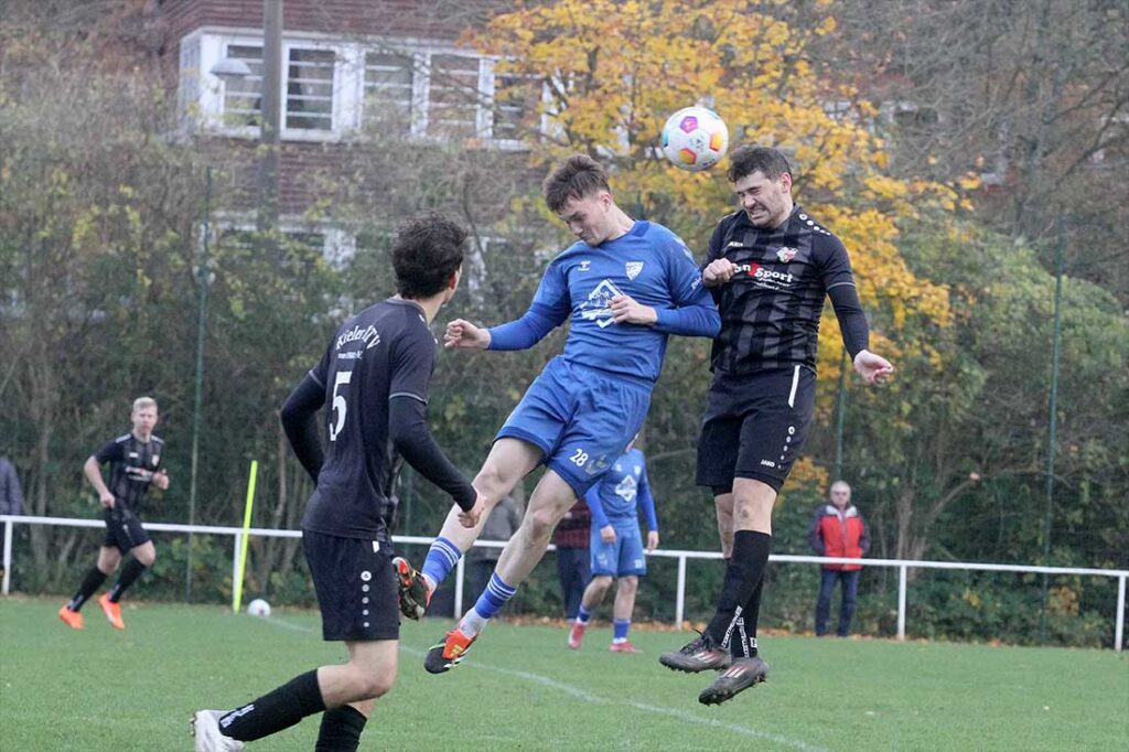 Kopfballduell zwischen Niels Schröder (re., Kieler MTV) und Luis Pallokat (TSV Plön) © 2025 Ismail Yesilyurt