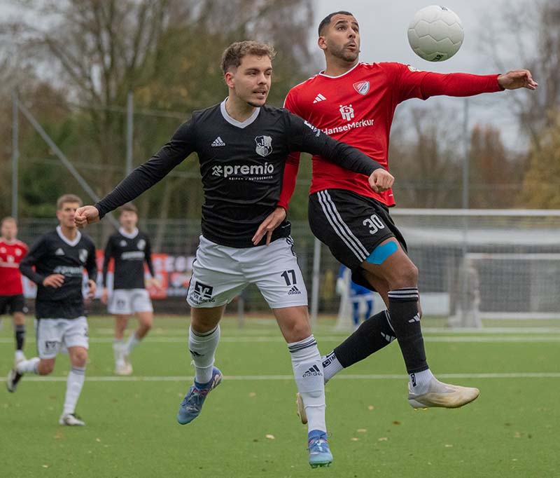 Lennart Busch (Heider SV) gegen Josef Jueidi (re., Kaltenkirchener TS) im Luftkampf. © 2025 Volker Schlichting