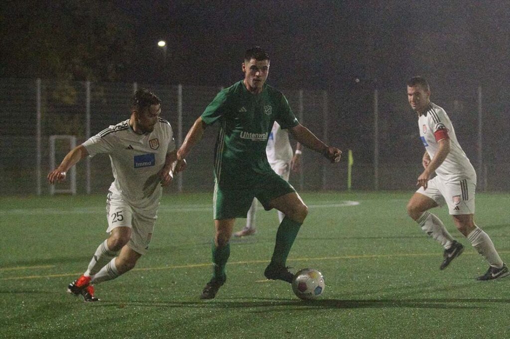 Lennart Petersen (TSV Gremersdorf), von Oliver Schwind (li., MTV Dänischenhagen) angegriffen, ist nach seiner Verletzung aus dem KMTV-Spiel wieder dabei. © 2025 Ismail Yesilyurt 