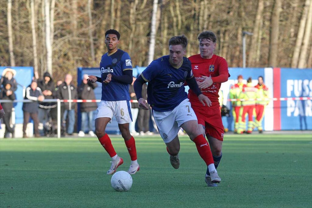 Lenny Borges (Holstein Kiel II) wird von Lennard Jenssen (Eutin 08) kurz vor dem Strafraum gefoult. Der folgende Freistoß führt zum 1:0. © 2025 Ismail Yesilyurt