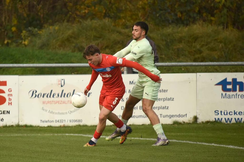 Leon Parduzi (Holstein II) und Tim Möller (PSV). © 2025 Olaf Wegerich