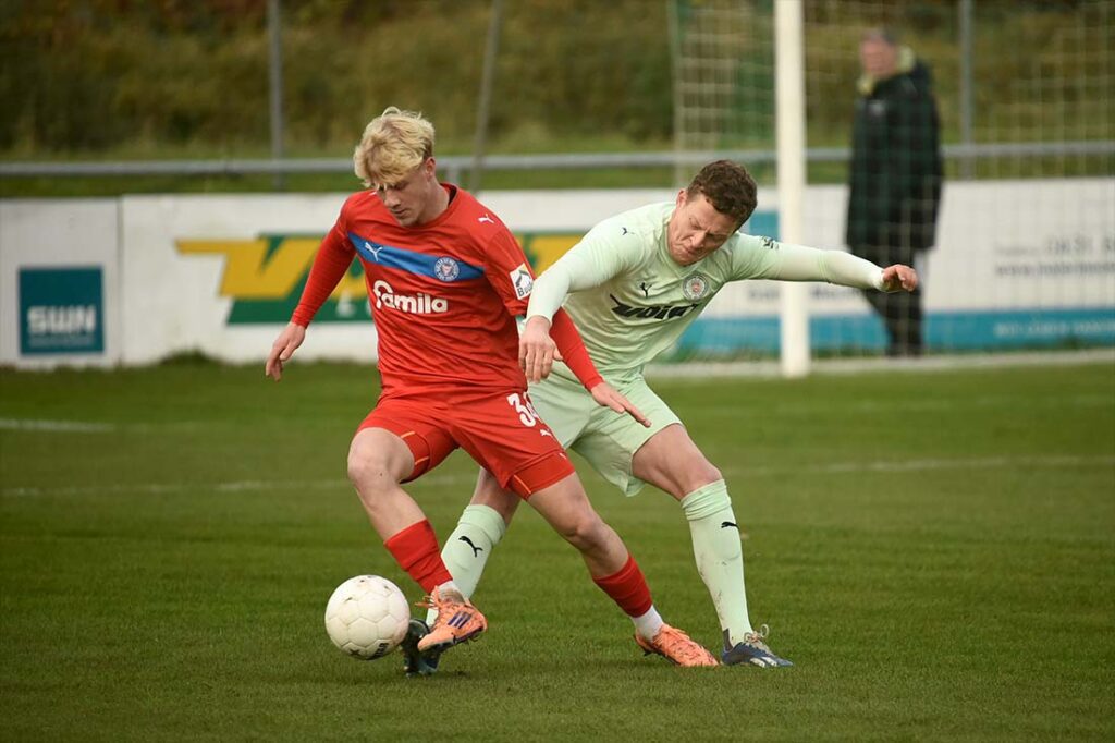 Luca Prasse (Holstein II) gegen Marvin Ehlert (PSV). © 2025 Olaf Wegerich