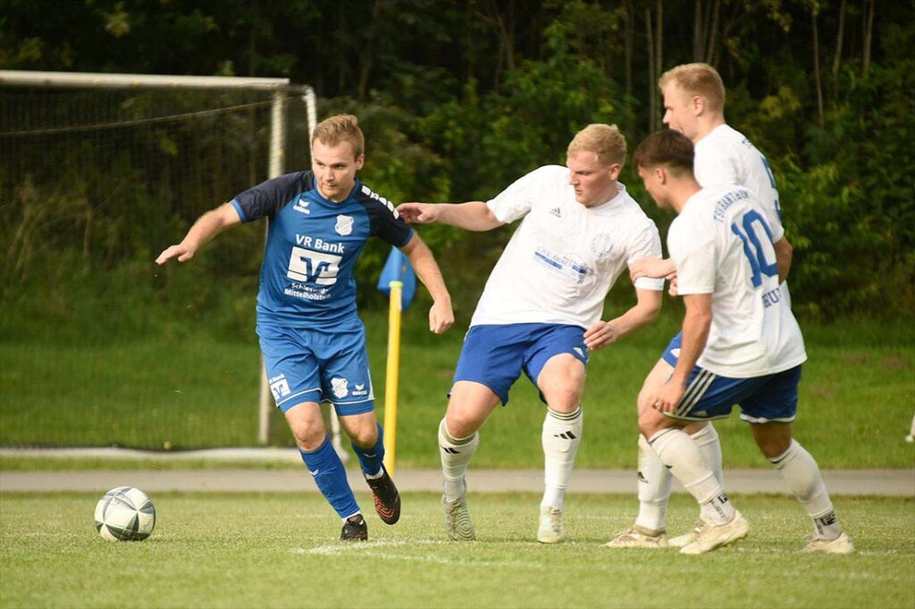 Lucas Seefeldt (li., TUS Jevenstedt) ist auch in dieser Saison erfolgreich unterwegs - bereits 10 Tore schmücken nun nach seinem Doppelpack in Hattstedt die Bilanz. © 2025 Olaf Wegerich