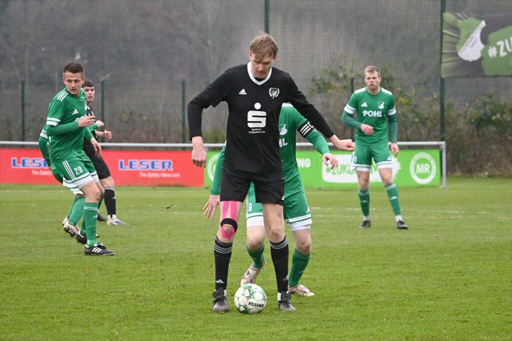Lukas Wiese (Hademarschen) gegen Fenn Ole Zauter (Todenbüttel). © 2025 Olaf Wegerich