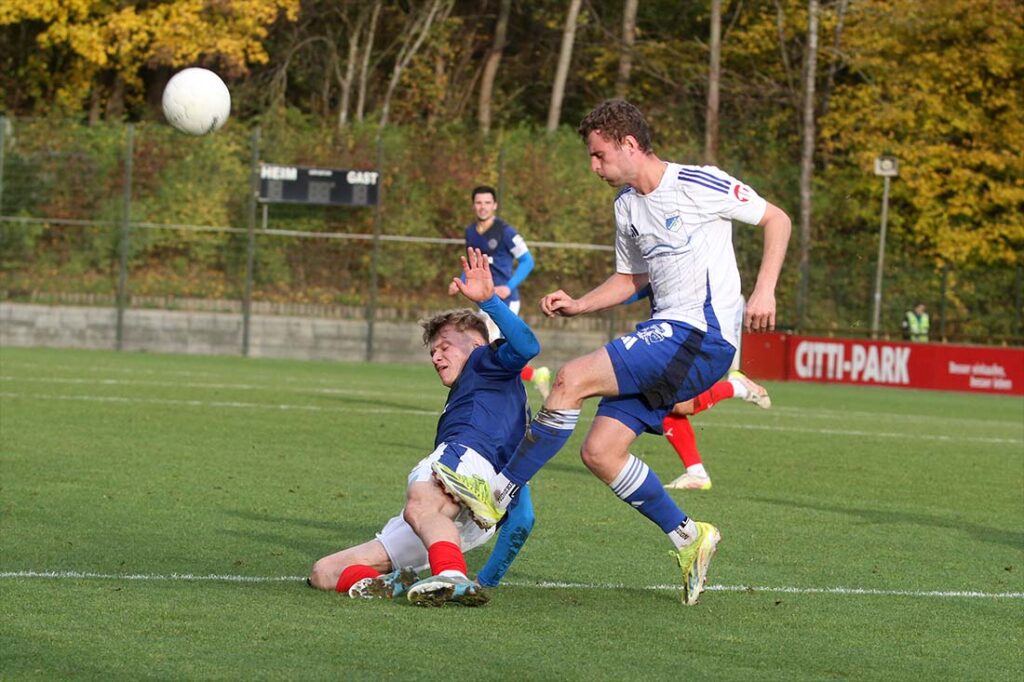 Mannschaftsdienlich - Torjäger Felix Struck (TuS Rotenhof) klärt am eigenen Strafraum gegen Felix Boelter (Holstein Kiel II). © 2025 Ismail Yesilyurt