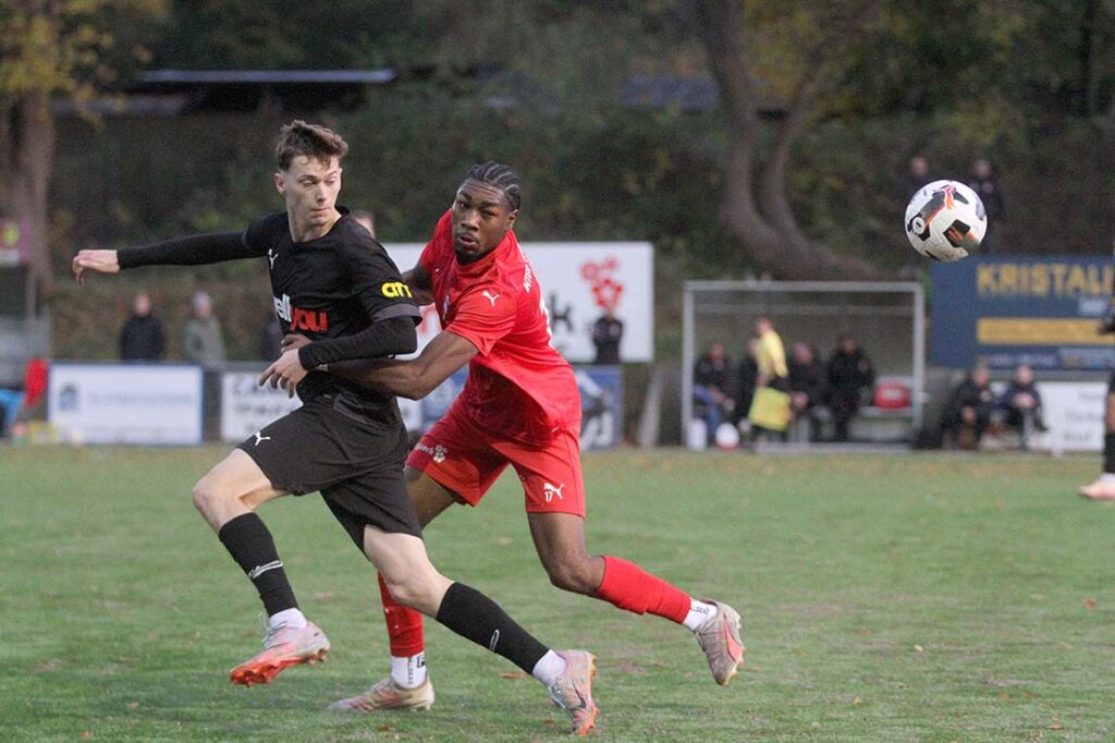 Marvin Müller (li., Kilia Kiel) gegen Denzel Imasün (Inter Türkspor Kiel. © 2025 Ismail Yesilyurt
