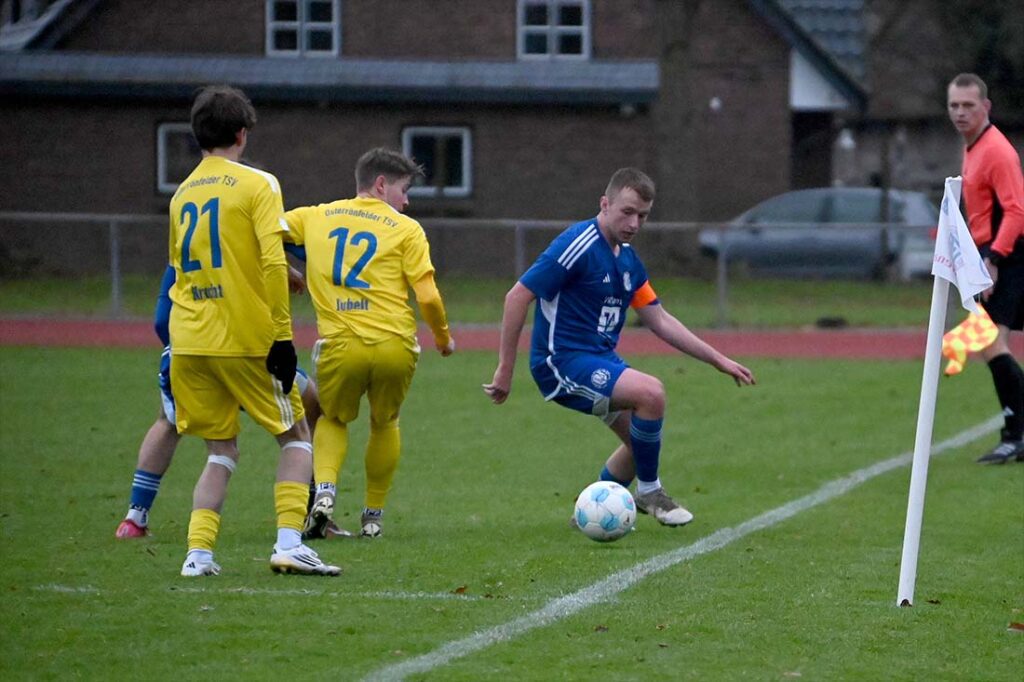 Mats Behrens (Nortorf) gegen Collin Jubelt und Florian Kracht (OTSV). © 2025 Olaf Wegerich