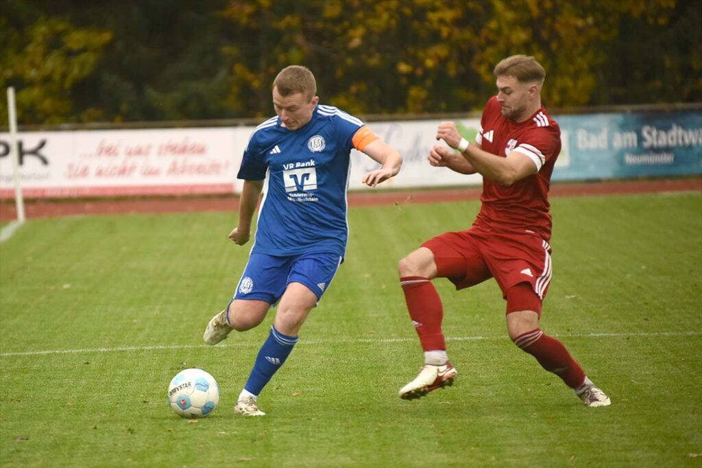 Maurice Petersen vom TUS Nortorf gegen Tristan Lipinski (Glückstadt). © 2025 Olaf Wegerich