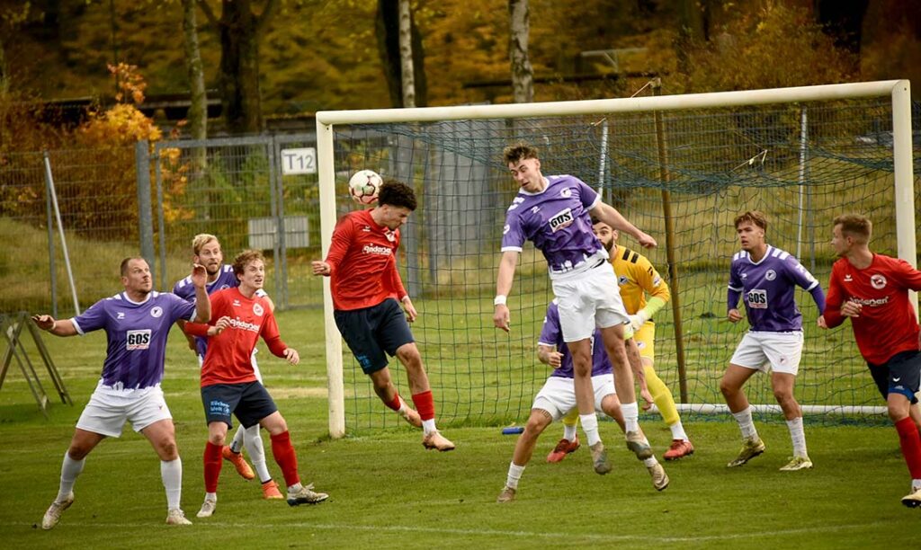 Nick Neca (VfR) klärt nach einer Ecke. © 2025 Olaf Wegerich